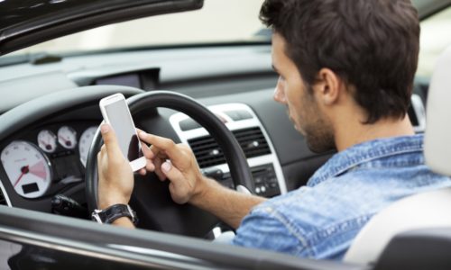 Производителей смартфонов просят блокировать приложения для водителей